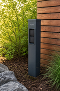 ALYRA E2 Gartensäule aus Aluminium mit zwei integrierten Steckdosen in Anthrazit für moderne Außenbereiche.