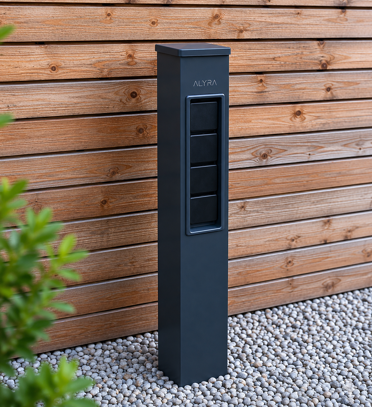 ALYRA E4 Gartensäule aus Aluminium mit vier integrierten Steckdosen für moderne Außenbereiche.