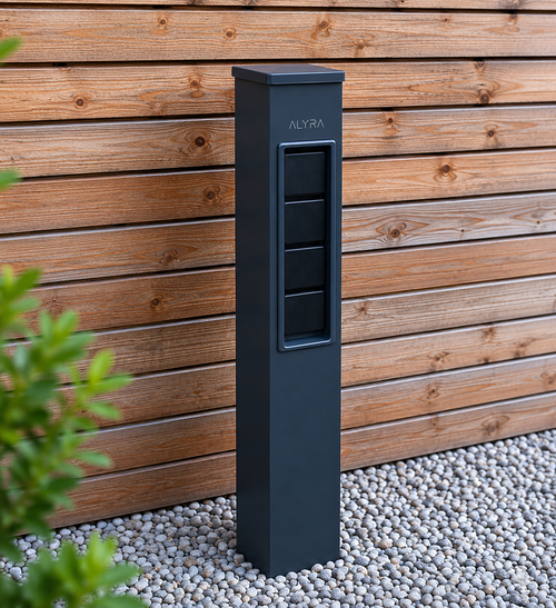 ALYRA E4 Gartensäule aus Aluminium mit vier integrierten Steckdosen für moderne Außenbereiche.