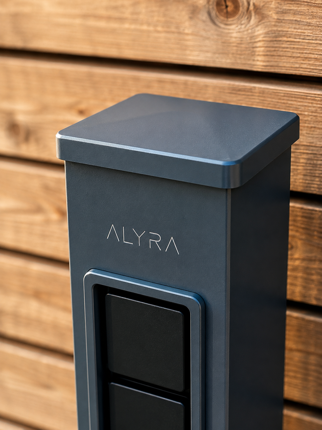 ALYRA E4 Gartensäule aus Aluminium mit vier Steckdosen aus Cnc gefrästen Komponenten 