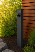 ALYRA H1 Wassersäule aus Aluminium in modernem Garten mit Wasseranschluss für Bewässerung und Außenanlagen