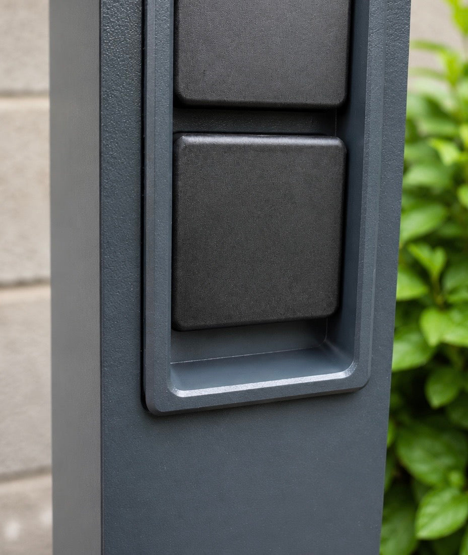 Detailansicht der integrierten Außensteckdosen der ALYRA H2 Wassersäule aus Aluminium. Wettergeschützte Stromversorgung für Garten und Terrasse.