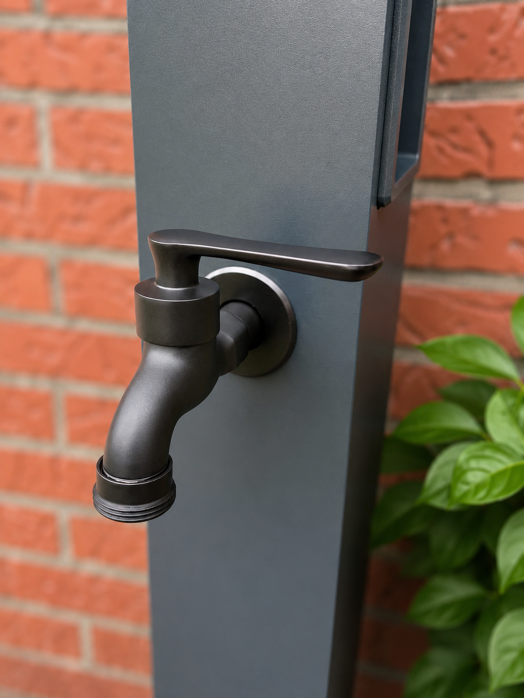 Detailansicht des hochwertigen Wasserhahns der ALYRA H2 Wassersäule aus Aluminium. Robuste Armatur für den dauerhaften Einsatz im Garten und Außenbereich.