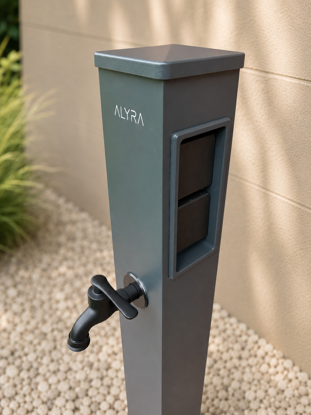 ALYRA H2 Wassersäule aus Aluminium mit Wasserhahn und integrierten, wettergeschützten Steckdosen. Modernes Design für Garten, Terrasse und Außenbereich.